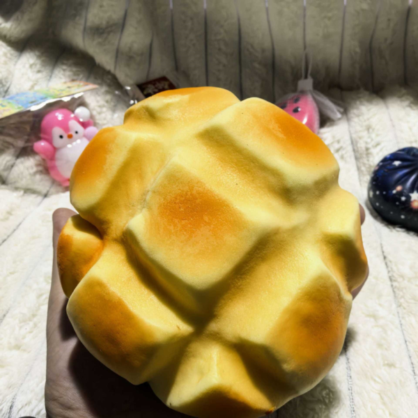 PU超大菠萝包湿软慢回弹捏捏玩具仿真食玩牛角包食物面包解压玩具